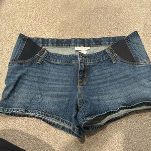 Maternity shorts with stretch sides